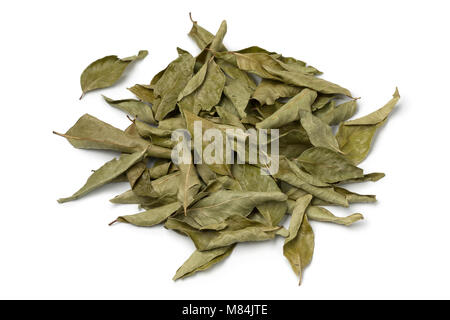 Tas de feuilles de cari séchées isolé sur fond blanc Banque D'Images