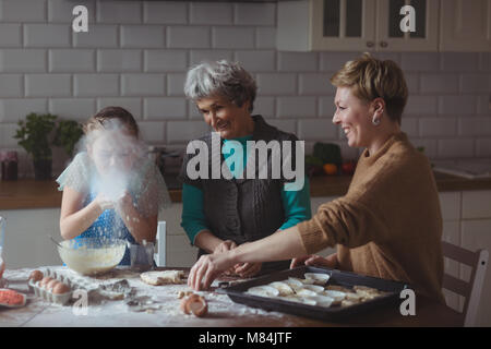 Multi-generation family la préparation en cuisine cupcake Banque D'Images