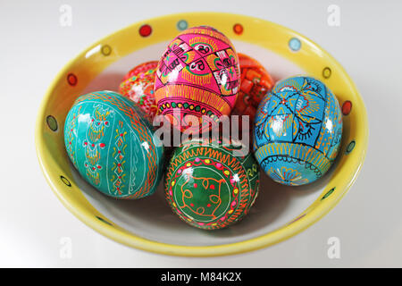 Peints à la main les oeufs de Pâques sur une assiette. Les oeufs de Pâques en République tchèque. Banque D'Images