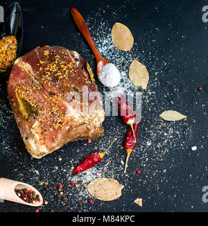 La viande de porc mariné au sel, d'épices et au conseil avec des grains de moutarde, poivre, vue d'en haut Banque D'Images