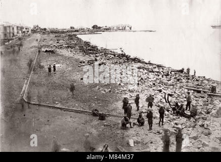 Japon 1871 - le front de mer à Kobe après le typhon - de 'l'Extrême-Orient" Banque D'Images