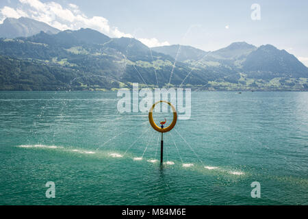 Petite fontaine sur le lac de Lucerne en Suisse près de Gersau Banque D'Images
