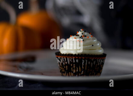 Thème de l'Halloween Citrouille délicieux petit gâteau sur une plaque blanche Banque D'Images