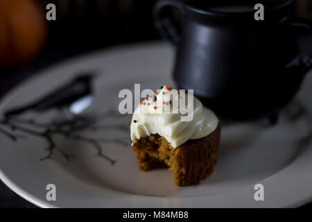 Thème de l'Halloween Citrouille délicieux petit gâteau sur une plaque blanche Banque D'Images