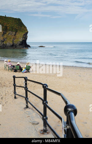 Les vacanciers à la plage de Llangrannog, Ceredigion dans l'ouest du pays de Galles Banque D'Images