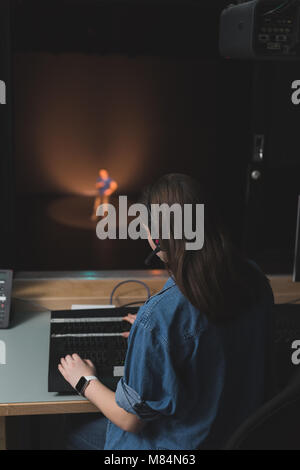 Femme ingénieur du son travaillant dans le théâtre Banque D'Images