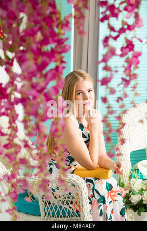 Jeune femme avec réserve en terrasse d Banque D'Images