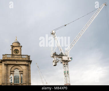 Tour de l'horloge est de General Register House, Princes Street, Edinburgh, Ecosse, Royaume-Uni, avec d'immenses grues de construction à St James revamp Banque D'Images
