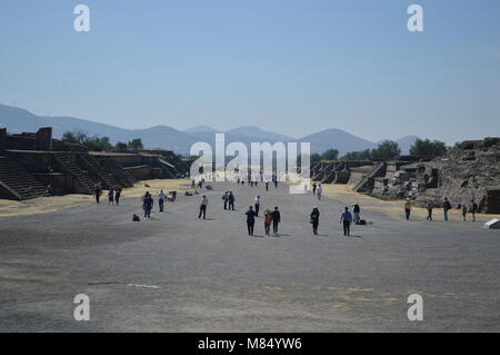 Vue en bas de l'Avenue des Morts de Teotihuacan, Mexique Banque D'Images