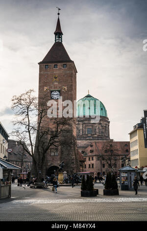 Ehekarussell Brunnen am Weissen Turm in der Altstadt fontaine bien à la tour blanche dans la vieille ville , Nurnberg, Allemagne, Europe. Banque D'Images