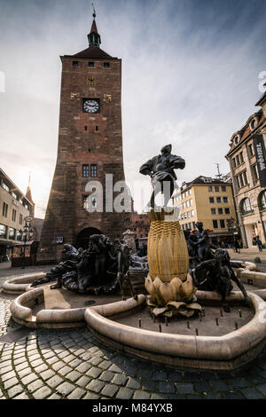 Ehekarussell Brunnen am Weissen Turm in der Altstadt fontaine bien à la tour blanche dans la vieille ville , Nurnberg, Allemagne, Europe. Banque D'Images