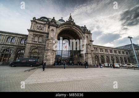 La gare principale, la Deutsche Bahn Hauptbahnhof à Nuremberg, Allemagne , Europe. Banque D'Images