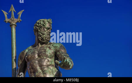 Neptune Dieu de la mer statue en bronze avec Trident, de la fontaine de Neptune, érigée en 1566 dans le centre historique de Bologne (avec copie espace) Banque D'Images