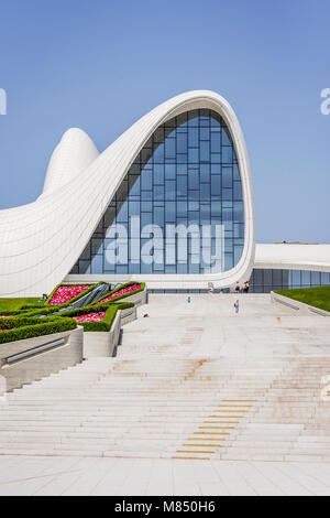 BAKU, Azerbaïdjan - 27 mai : centre d'Heydar Aliyev, célèbre building à Bakou par Zaha Hadid. Mai 2017 Banque D'Images