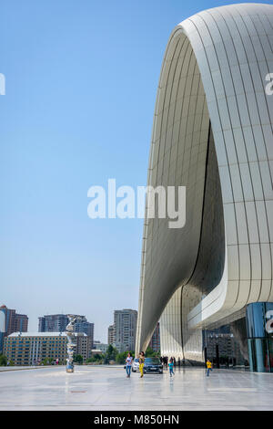 BAKU, Azerbaïdjan - 27 mai : centre d'Heydar Aliyev, célèbre building à Bakou par Zaha Hadid. Mai 2017 Banque D'Images