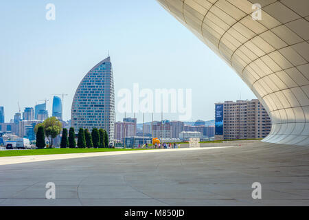 BAKU, Azerbaïdjan - 27 mai : centre d'Heydar Aliyev, célèbre building à Bakou par Zaha Hadid. Mai 2017 Banque D'Images