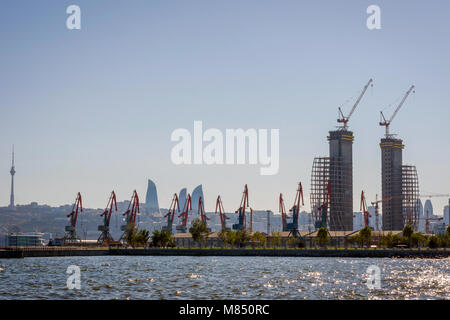 Aperçu de Bakou avec flame towers et pompes à huile, Azerbaïdjan Banque D'Images