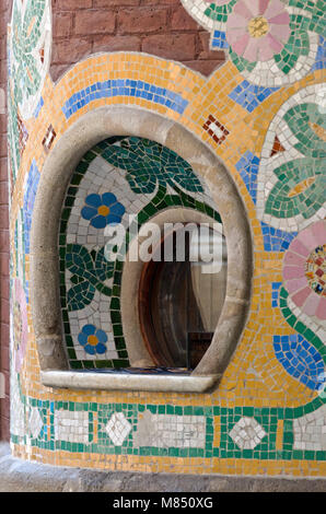 Fleurs mosaïque entourent un guichet dans la façade du Palau de la Música Catalana, Barcelone, Espagne Banque D'Images