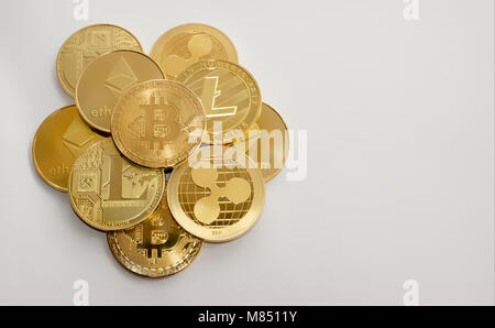 Sur fond blanc sont des pièces d'or d'une crypto-numérique - monnaie bitcoin litecoin ethereum et ondulation. Banque D'Images