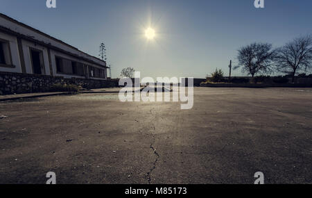 Bâtiment abandonné sous la lumière du soleil Banque D'Images