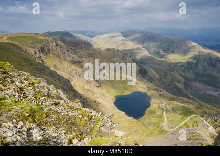 Le petit de l'eau faible tarn entouré par les collines de Coniston. Septembre, Cumbria Banque D'Images