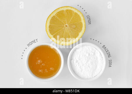 Masque visage fait maison composé de jus de citron, le miel et le bicarbonate de soude sur fond blanc Banque D'Images