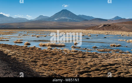 Volcan Putana (également connu sous le Jorqencal ou Machuca) près de Rio Putana Vado en désert d'Atacama, Chili - Amérique du Sud Banque D'Images