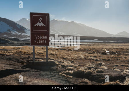 Volcan Putana (également connu sous le Jorqencal ou Machuca) près de Rio Putana Vado en désert d'Atacama, Chili - Amérique du Sud Banque D'Images