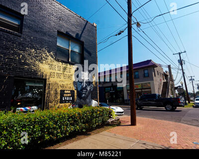 Ville de Dallas votes pour supprimer Confederate statue de Gen Robert E. Lee qui fait la promotion d'autres à faire valoir pour la dépose de Lee H. Oswald peinture murale par Ponchaveli dans le quartier des arts de l'évêque. Il estime que les personnes âgées se souvenir mais millinials les jeunes savent même pas qui était Oswald. 15 minutes à pied à oswald's maison de chambres. Banque D'Images