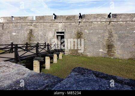 Entrée de Castillo de San Marcos, Saint Augustine, Floride. Canons sont vus derrière les ouvertures sur le niveau supérieur Banque D'Images