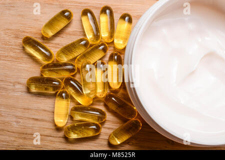 Ensemble de la crème de soins et des capsules d'huile de poisson à l'oméga 3 et de vitamine D. Le concept de la beauté et de la santé Banque D'Images