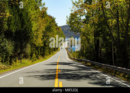 Roulant le long de la route 5A par Willoughby Lake dans le Vermont Banque D'Images