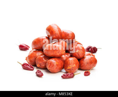 Cordes de mini saucisses chorizo avec hot chili isolated on white Banque D'Images