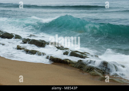 Beauté dans la nature, paysage, énergie des vagues, vagues, Durban, KwaZulu-Natal, Afrique du Sud, plage Umhlanga Rocks, paysage marin, flou de mouvement, arrière-plans Banque D'Images