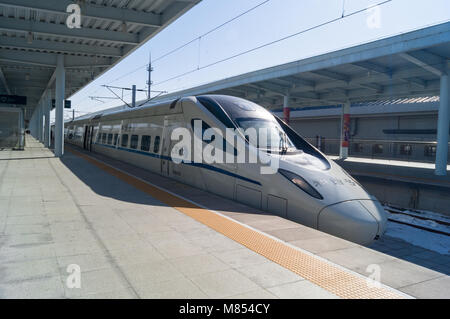 Avis d'une grande vitesse CRH bullet train à la gare de chemin de fer YANJIXI, Jilin, Chine Banque D'Images