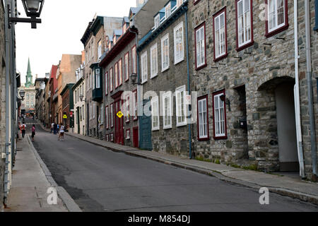 Les rues du Vieux Québec, ville de Québec, avec une partie de l'hôtel Château Frontenac, dans l'arrière-plan. Banque D'Images