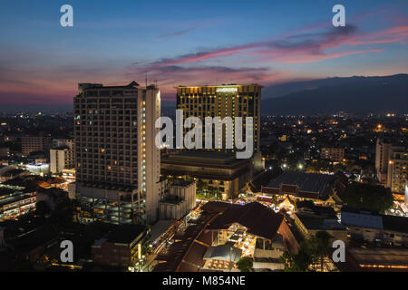 Le Meridien Chiang Mai skyline at night Banque D'Images