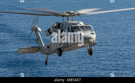 180312-N-JS726-0164 MER MÉDITERRANÉE (12 mars 2018) Un MH-60S Sea Hawk, joint à l'Escadron d'hélicoptères de combat de la mer (HSC), la Guêpe 28 approches de la classe d'assaut amphibie USS Iwo Jima (DG 7), le 12 mars 2018. Iwo Jima, homeported à Mayport, en Floride, participe à Juniper Cobra 2018 (JC18) et la réalisation d'opérations navales dans la sixième flotte américaine zone d'opérations. JC18 est un exercice assisté par ordinateur menée par des simulations informatiques axés sur l'amélioration des capacités de défense antimissile combiné et l'interopérabilité globale entre les États-Unis et Israël de commandement européen Forc Défense Banque D'Images