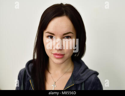 Portrait d'une fille les yeux plissés Banque D'Images