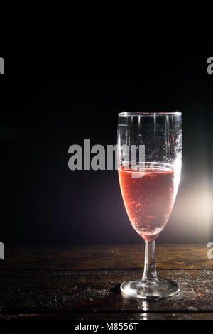 Verre de vin rouge sur la table en bois Banque D'Images