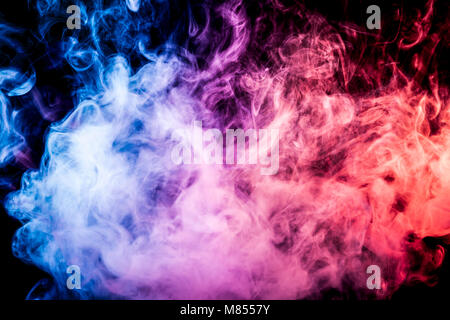 La fume paisse de couleur rouge et bleu sur un fond noir isol. Contexte  de la fume de vape Photo Stock - Alamy