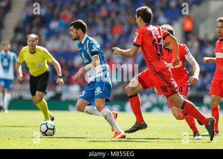 Barcelone, Espagne - 11 mars : Aaron Martin, # 3 de l'Espanyol en action avec Mikel Oyarzabal, # 18 de la Real Sociedad lors de la 2017-2018 LaLiga Santan Banque D'Images