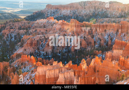 Matin sur Bryce Canyon à Inspiration Point, Bryce Canyon National Park, Utah, United States. Banque D'Images