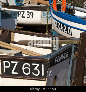 Les petits bateaux de pêche de Cornouailles sur cale à Penberth Cove, Cornwall, England, UK Banque D'Images