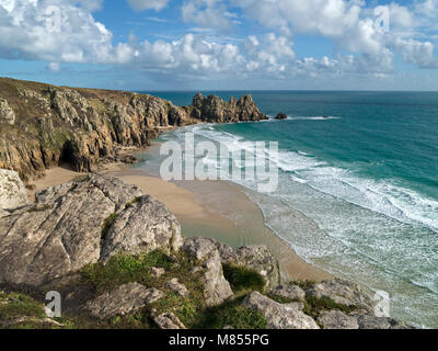 Pedn Vounder beach et Logan Rock pointe vu de sentier littoral sud Cornouailles près de Porthcurno, Cornwall, Angleterre, Royaume-Uni Banque D'Images