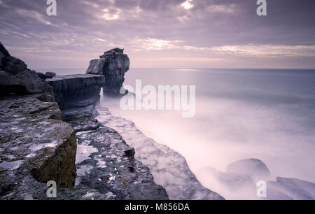 Mer Agitée à Pulpit Rock, Dorset Banque D'Images