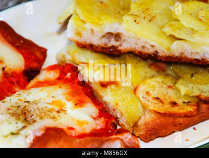 Close up de deux tranches de pizza à la tomate, mozzarella et de pommes de terre Banque D'Images