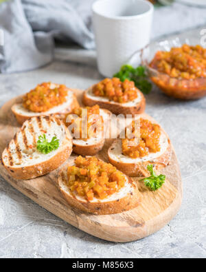 Bruschetta de pain grillé avec légumes caviar, faits de courges, potiron, tomate, carotte Banque D'Images