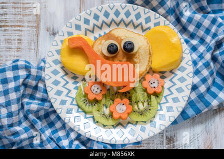 Funny elephant crêpes de fruits pour le petit-déjeuner pour les enfants Banque D'Images