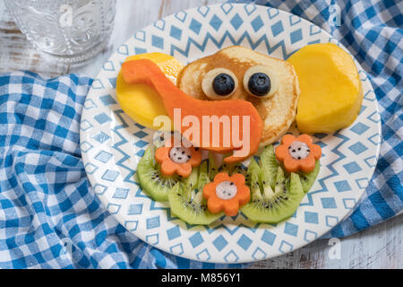 Funny elephant crêpes de fruits pour le petit-déjeuner pour les enfants Banque D'Images